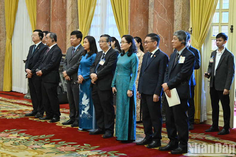 出席记者会的越南代表。