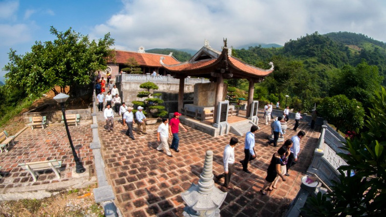 游客们参观黎太祖王庙。