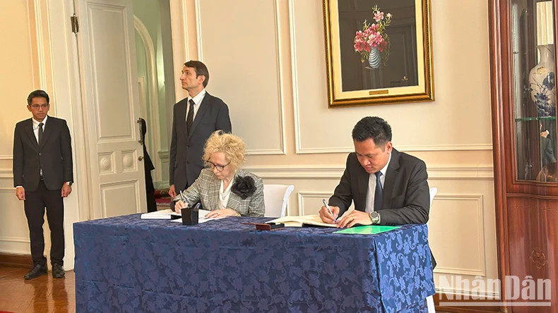 俄罗斯外交部代表在吊唁簿上题词。