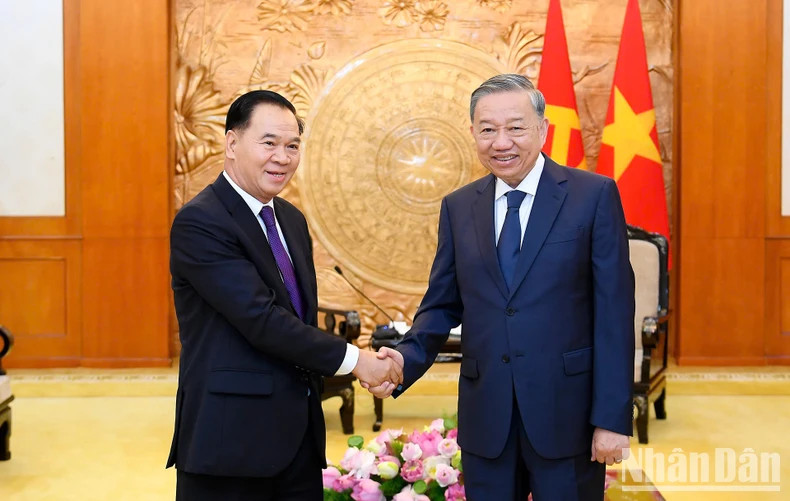 苏林总书记（右）与老挝人民革命党中央办公厅主任通沙立。