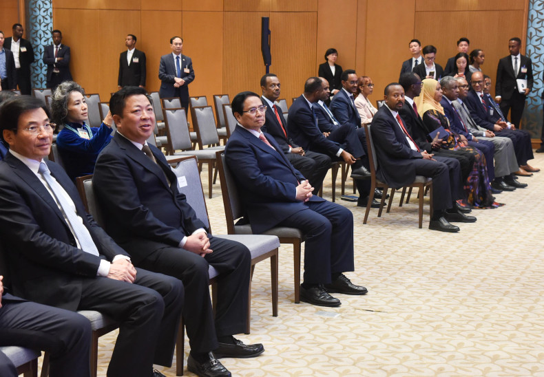 越南政府总理范明正与埃塞俄比亚总理阿比·艾哈迈德·阿里和各位代表共同出席两国各项合作备忘录签署仪式。