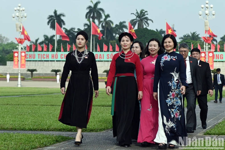 国会代表返回国会大厦,准备出席第十五届国会第九次会议。 国会代表返回国会大厦,准备出席第十五届国会第九次会议。