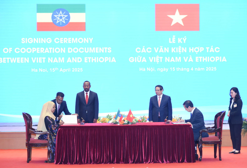 两国总理共同见证越南教育培训部与埃塞俄比亚教育部签署教育合作谅解备忘录。