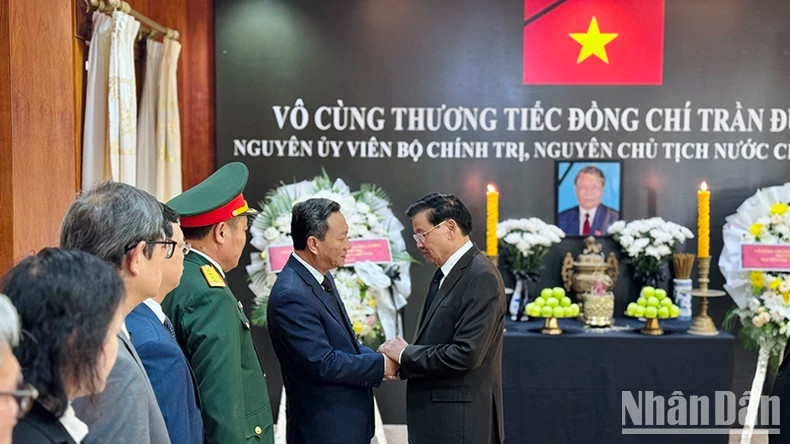 老挝人民革命党中央总书记、国家主席通伦·西苏里向越南驻老挝大使阮明心表示慰问。