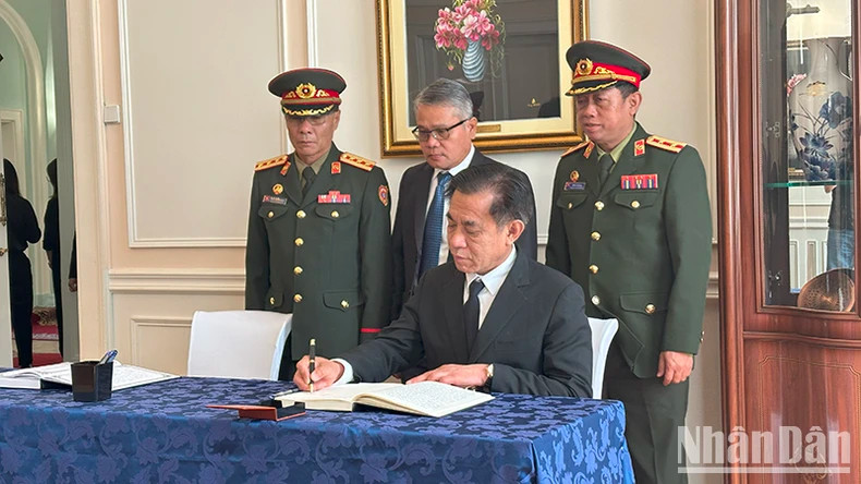 老挝驻俄罗斯大使馆代表在吊唁簿上题词。