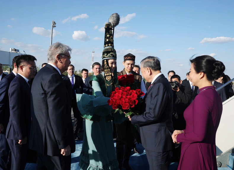 哈萨克斯坦总统卡西姆 - 若马尔特·托卡耶夫来到努尔苏丹·纳扎尔巴耶夫国际机场迎接越共中央总书记苏林与夫人。(图片来源: 越通社) 哈萨克斯坦总统卡西姆 - 若马尔特·托卡耶夫来到努尔苏丹·纳扎尔巴耶夫国际机场迎接越共中央总书记苏林与夫人。(图片来源: 越通社)