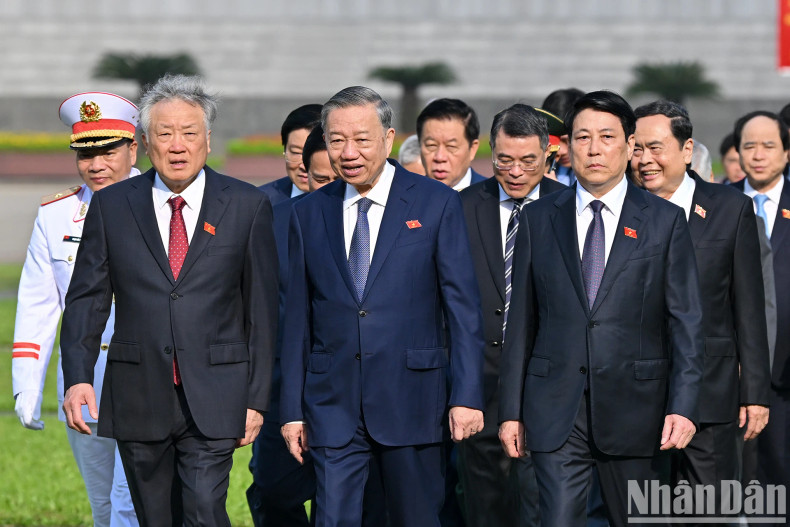 党和国家领导人、国会代表返回国会大厦,准备出席第十五届国会第九次会议。 党和国家领导人、国会代表返回国会大厦,准备出席第十五届国会第九次会议。