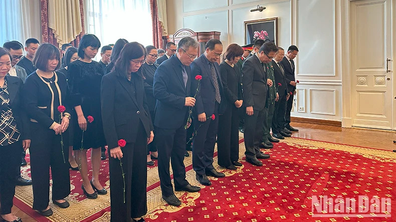 邓明魁大使与越南驻俄罗斯大使馆工作人员和各位代表吊唁原国家主席陈德良同志逝世。