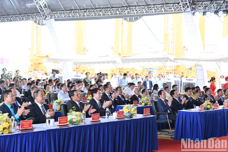 出席典礼的代表们。