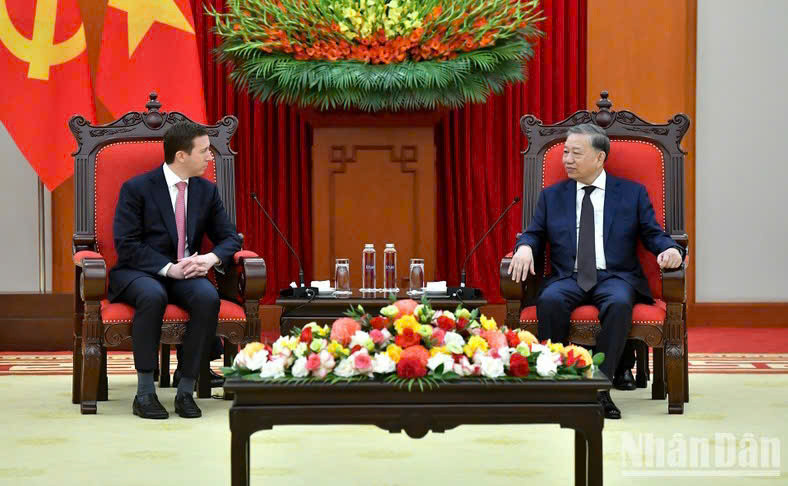 苏林总书记（右）与杰弗里·大卫·普尔曼先生。