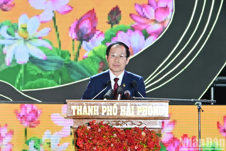 海防市市委书记黎进州在纪念典礼上发表讲话。