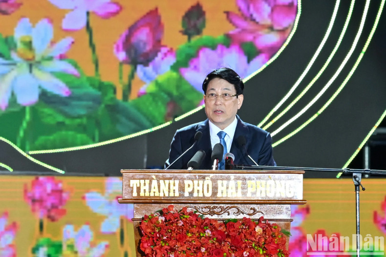 梁强主席在纪念典礼上发表讲话。