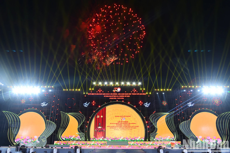 海防解放70周年纪念大会、“英雄城市”称号颁授仪式以及2025年红凤凰花节开幕式隆重举行。