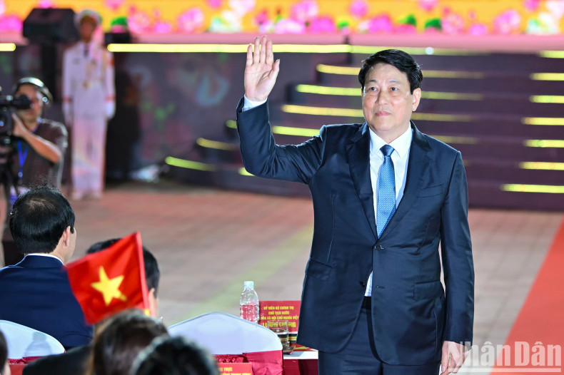 梁强主席出席海防解放70周年纪念大会。