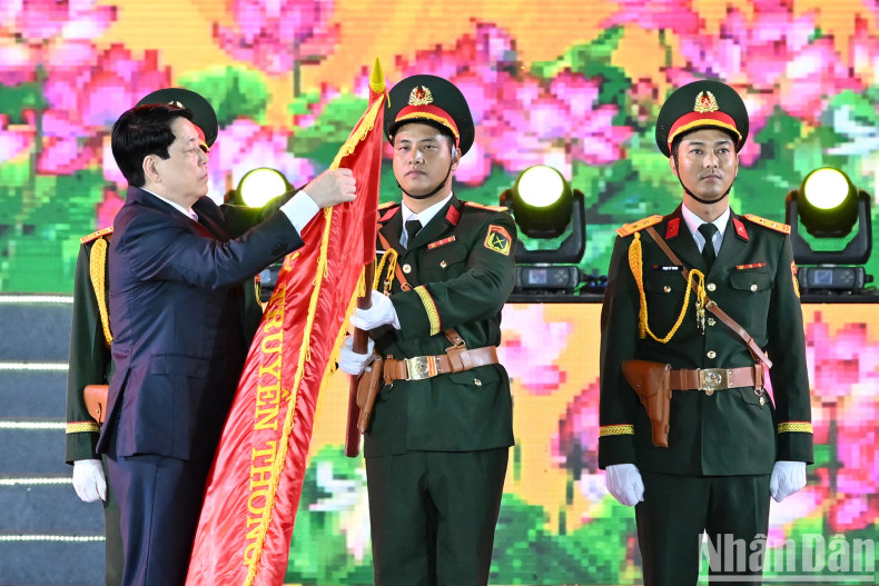 梁强主席向海防市授予“英雄城市”称号。