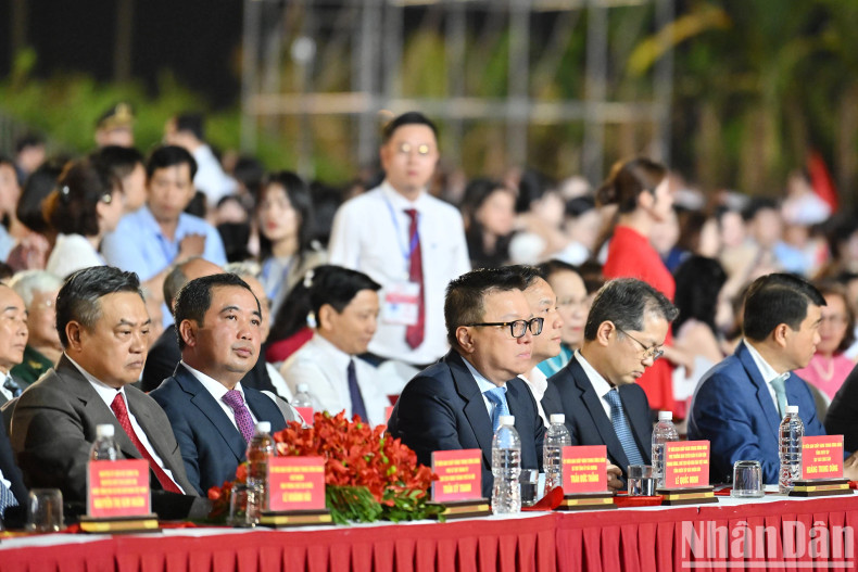 出席活动的代表们。