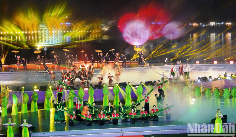 此次艺术开幕节目长达超过90分钟，近800名演员、歌手、艺术家和当地居民参与演出，吸引了大量游客和市民前来观赏。