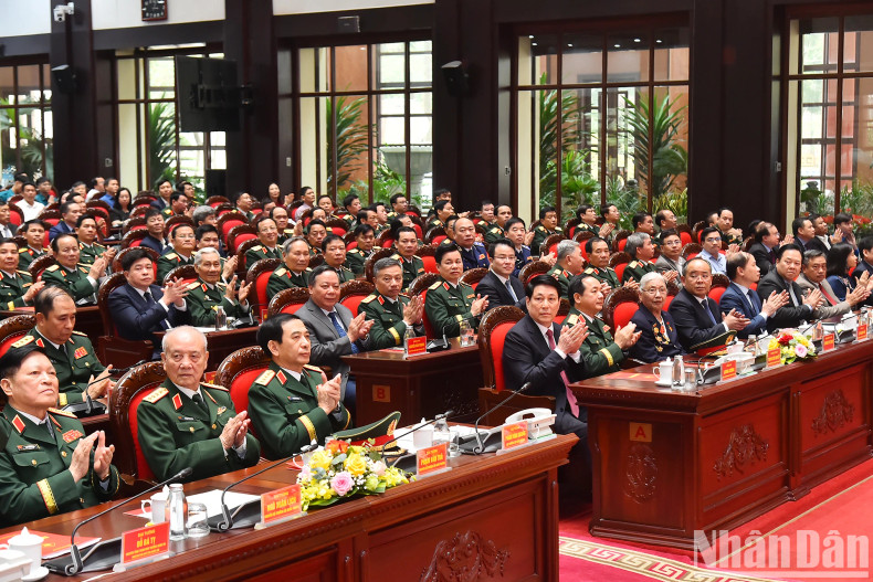 出席庆典的领导和代表们。