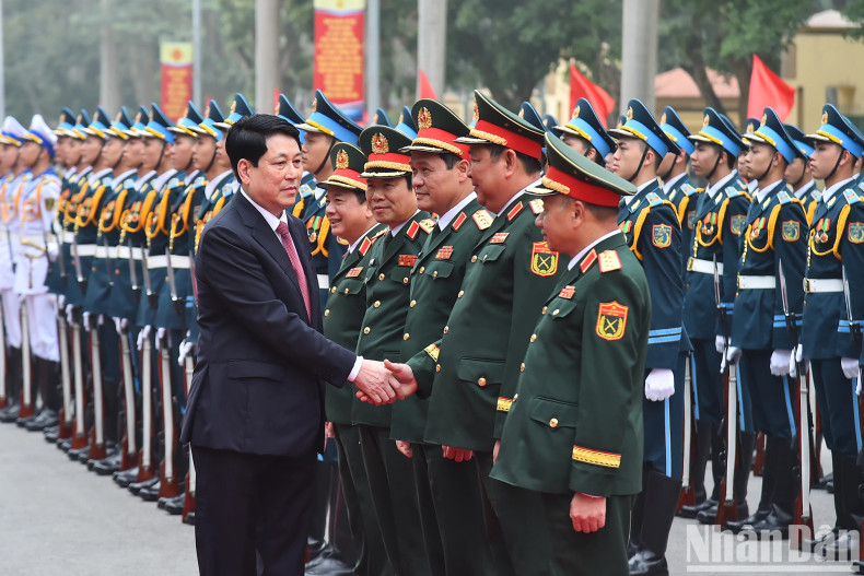 梁强主席亲切慰问国防部领导。