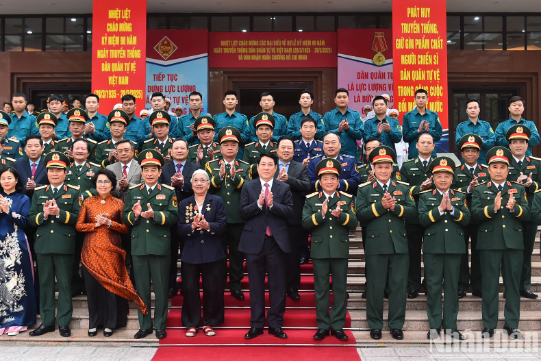 梁强主席同出席庆典的代表们合影。