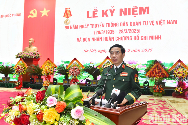 潘文江大将在庆典上发表讲话。