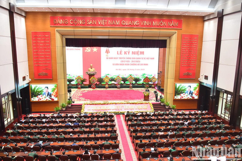 越南自卫民兵力量成立90周年庆典的场景。