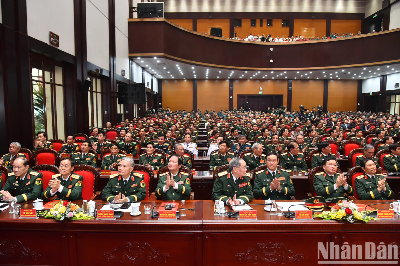 出席庆典的领导和代表们。