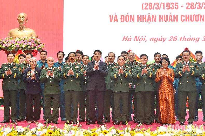 梁强主席与国防部领导、原领导和代表们合影。