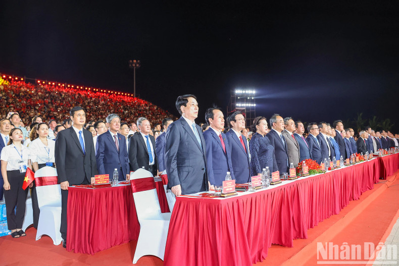 代表们向国旗行注目礼。