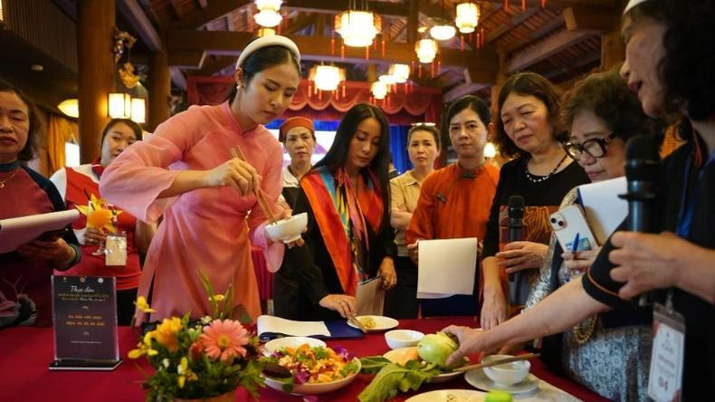 越南小姐玉欣体验了钵场风格的美食制作过程。