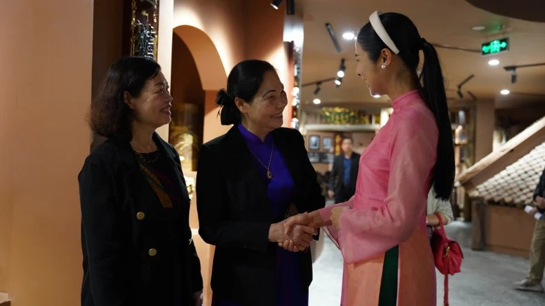 越南小姐玉欣（右）非常兴奋地参观了越南手工艺村精华中心，并担任美食大赛的评委。