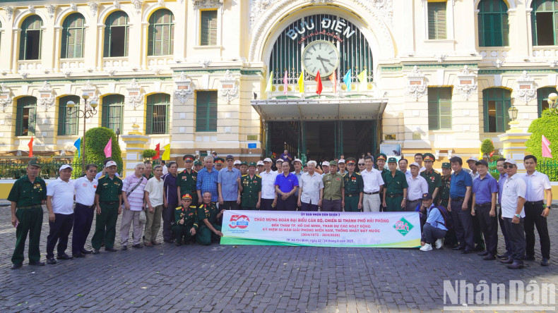 胡志明市中心邮局迎来多批退伍老兵前来参观回忆峥嵘岁月。