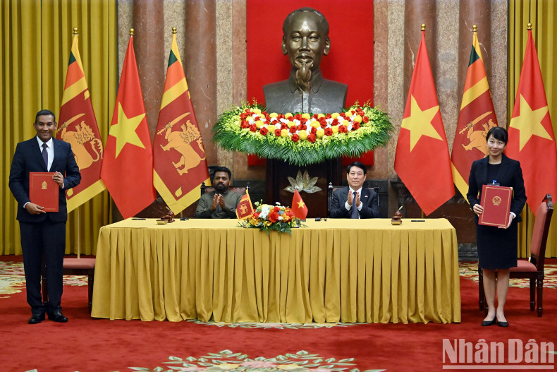 国家主席梁强与斯里兰卡总统阿努拉·库马拉·迪萨纳亚克共同见证了越南外交部下属外交学院与斯里兰卡外交、海外就业与旅游部下属班达拉奈克国际外交培训学院签署的合作谅解备忘录。