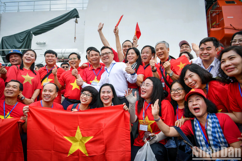 代表团成员合影留念。