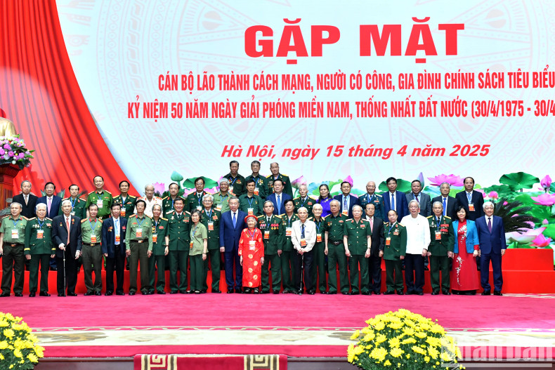 苏林总书记与代表们合影留念。