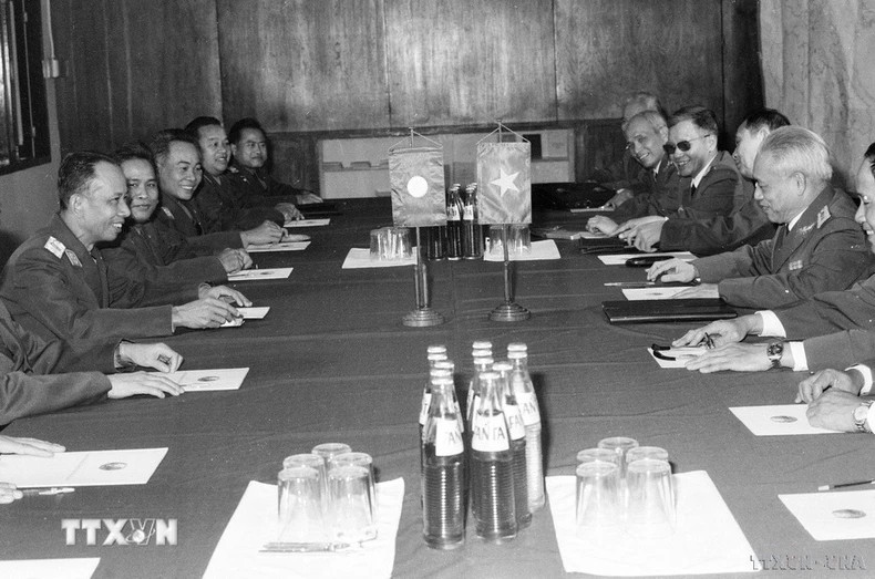 1983年,越南国防部长文进勇大将在访问老挝期间与老挝政府副总理、国防部长坎代·西潘敦大将举行会谈。 1983年,越南国防部长文进勇大将在访问老挝期间与老挝政府副总理、国防部长坎代·西潘敦大将举行会谈。