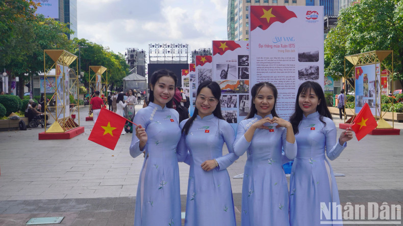 除了独立宫，阮惠步行街一早也吸引大量年轻人前来拍照打卡，感受即将到来的南方解放、国家统一50周年纪念活动的庄重氛围。