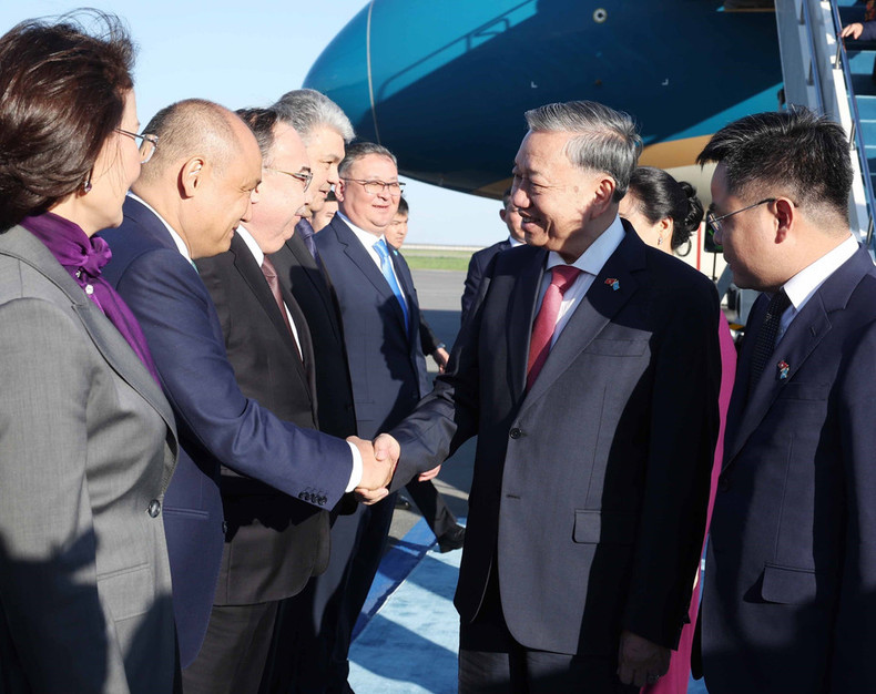 哈萨克斯坦领导人来到努尔苏丹·纳扎尔巴耶夫国际机场迎接越共中央总书苏林一行访哈。(图片来源: 越通社) 哈萨克斯坦领导人来到努尔苏丹·纳扎尔巴耶夫国际机场迎接越共中央总书苏林一行访哈。(图片来源: 越通社)