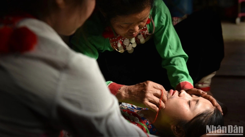 再现莽族独特的下巴刺青习俗。