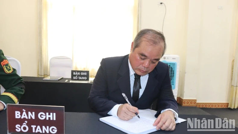 广义省省委常务委员、省人民委员会常务副主席陈黄俊同志在吊唁簿上留言。