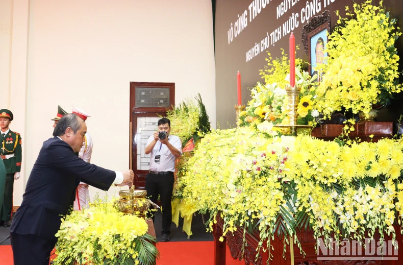 广义省省委常务委员、省人民委员会常务副主席陈黄俊同志在吊唁仪式上敬香致哀。