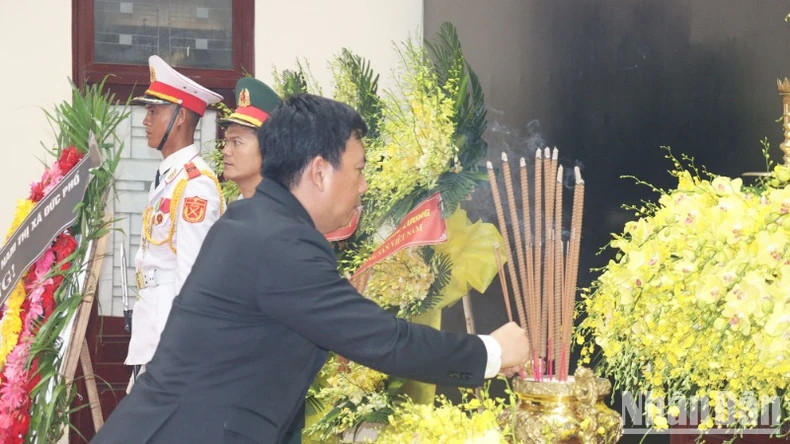 德普市市委常务副书记、市人民议会主席阮春文同志敬香吊唁陈德良同志。