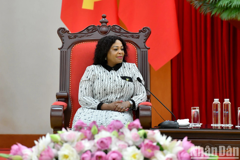 莫库亚尼副秘书长在会见中发表讲话。