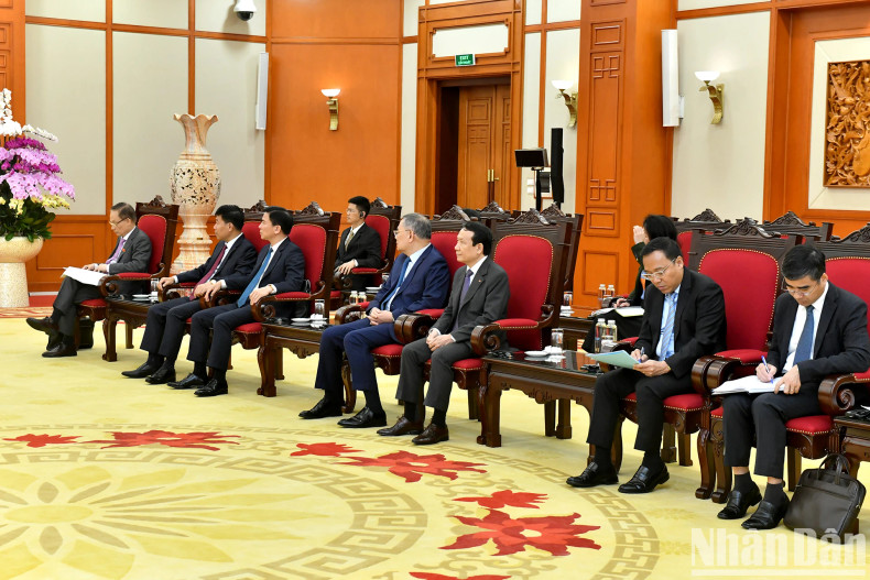 出席会见的越南代表。