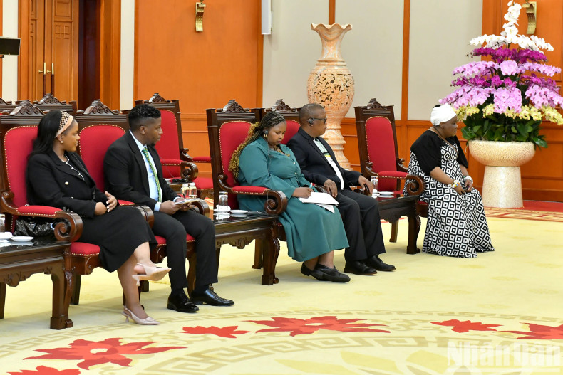 出席会见的南非代表。