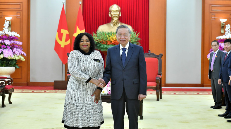 苏林总书记与莫库亚尼副秘书长合影留念。