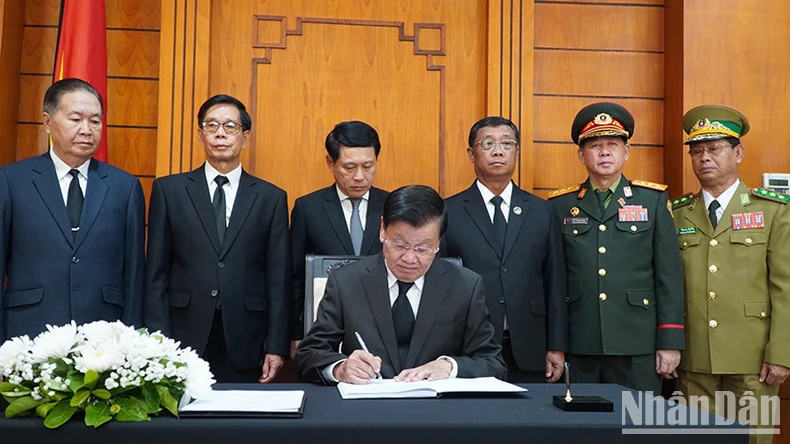 老挝人民革命党中央总书记、国家主席通伦·西苏里在吊唁簿上留言。