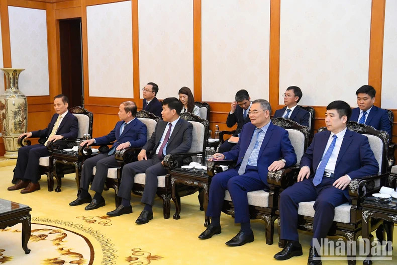 出席会见的越南代表团。