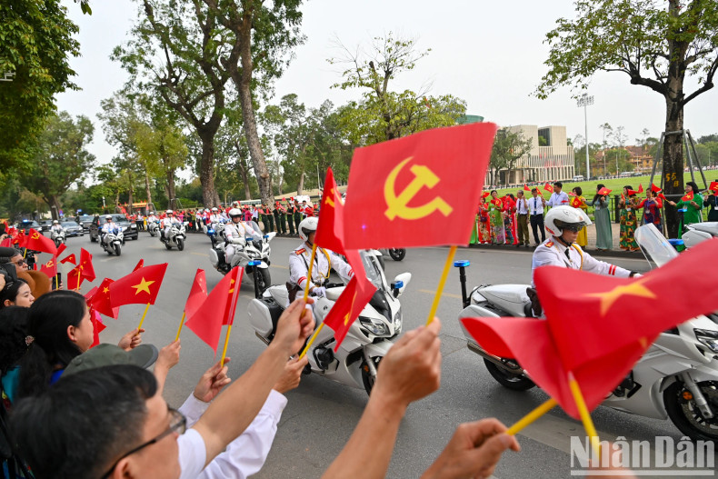 首都人民热烈欢迎中共中央总书记、中国国家主席习近平访越。 首都人民热烈欢迎中共中央总书记、中国国家主席习近平访越。