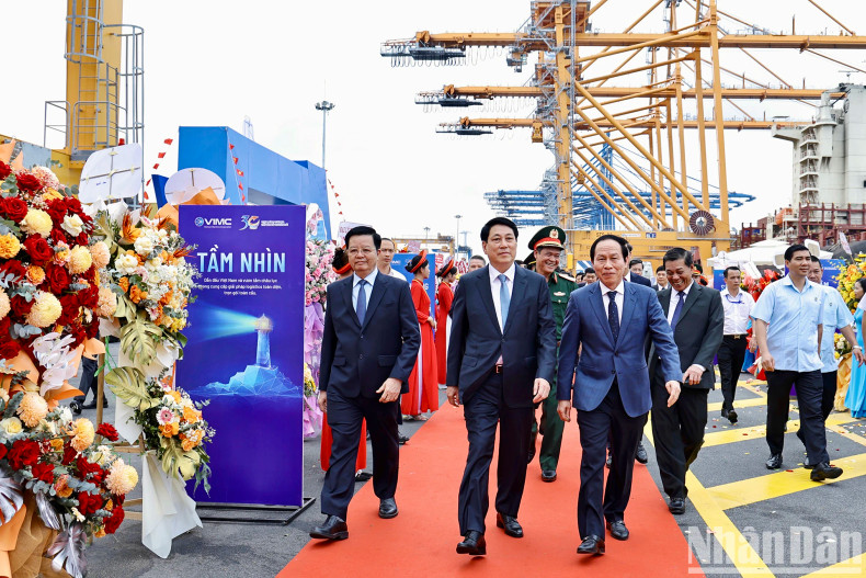 越南国家主席梁强出席海防国际集装箱码头落成典礼。